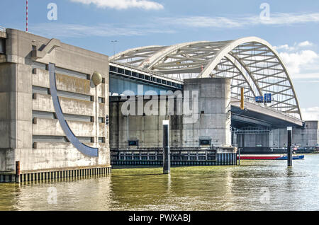 Rotterdam, Paesi Bassi, Settembre 30, 2018: i riscontri concreti e arco in acciaio di van Brienenoord ponte che attraversa il fiume Nieuwe Maas Foto Stock