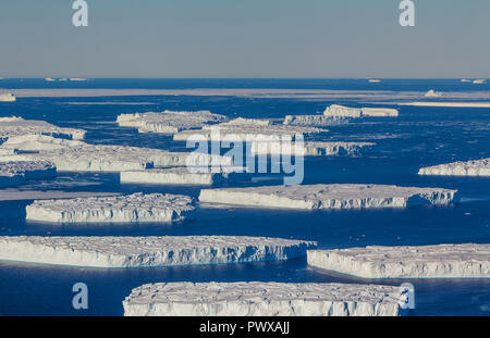 Iceberg galleggia sull'acqua aperto. È possibile vedere la parte subacquea di esso e il ghiaccio floes vicino ad essa. Antartico. Foto Stock