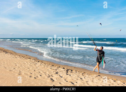 Il kitesurfing sulla spiaggia Rabdells nei pressi di Oliva sulla Costa del Azahar, provincia di Valencia, Spagna Foto Stock