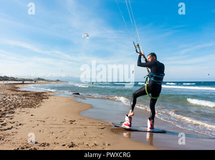 Il kitesurfing sulla spiaggia Rabdells nei pressi di Oliva sulla Costa del Azahar, provincia di Valencia, Spagna Foto Stock