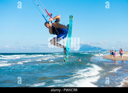 Il kitesurfing sulla spiaggia Rabdells nei pressi di Oliva sulla Costa del Azahar, provincia di Valencia, Spagna Foto Stock