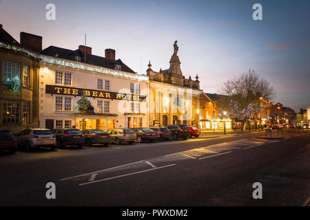 Devizes Wiltshire durante la notte di Natale il tempo che mostra la Bear Hotel e Corn Exchange sul mercato Foto Stock