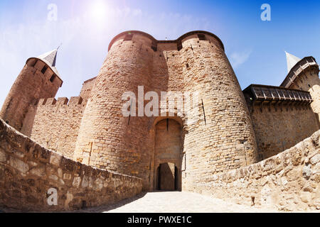 Ponte che conduce all'ingresso principale del castello di conteggi o Chateau Comtal a Carcassonne, Francia Foto Stock