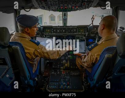 Due Qatar Emiri Air Force piloti una revisione del piano di missione durante il caricamento di un Qatar C-17 Globemaster III prima di una prossima missione a sostegno di funzionamento inerenti risolvere Al Udeid Air Base, in Qatar. Il Qatar è un partner di lunga data della coalizione gli sforzi per sconfiggere ISIS e re-impegnati i suoi C-17 in una missione il 9 luglio 2017, a supporto della funzione OIR. Foto Stock