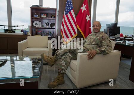 Lt. Gen. Larry Wyche, vice comandante per l'esercito Materiel comando, sarà presto imballaggio i cimeli nel suo ufficio come si prepara per il pensionamento. La sua cerimonia di pensionamento è fissata per il 21 luglio alle ore 9 del mattino sul AMC Parade campo al Redstone Arsenal, Ala. Foto Stock