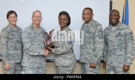 Il Mag. Gen. Bob LaBrutta, 2a Air Force commander, 81st ala formazione leadership presente il 2° AF eccezionale Senior di NCO del premio di anno per Senior Master Sgt. Tiffany Patterson, 81st forza squadrone di supporto assistenza carriera advisor, allo sviluppo professionale Centro Giugno 20, 2017, su Keesler Air Force Base, Miss. La seconda missione di AF è di formare e sviluppare e ispirare il mondo premier aviatori al potere il più grande nel mondo Air Force. Foto Stock