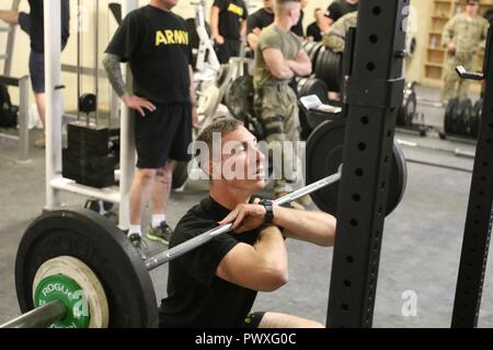 1Lt. Zachary Geesey, comandante di plotone per una truppa, 6° Stormo, 1° reggimento di cavalleria non ponderati squat durante una forma fisica concorso Jun 30 su AP illuminazione. Soldati dal 1° Divisione di cavalleria; xxxvi divisione di fanteria; 6° Stormo, 1° reggimento di cavalleria e DoD i civili sono venuti insieme per la concorrenza al fine di mantenere il morale e incoraggiare comradery tra soldati. Foto Stock