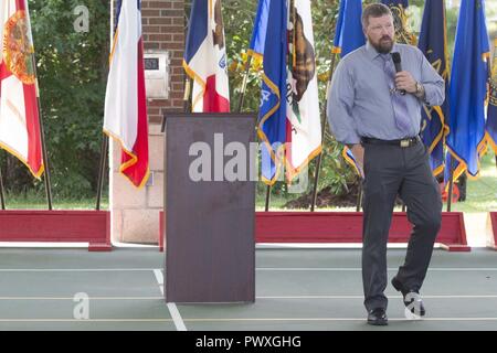 Stati Uniti Marine Corps Master Sgt.(ret) Kenneth Barnes, combattere e precisione di tiro istruttore, U.S. La guardia costiera della missione speciale centro, dà un discorso durante il guerriero ferito Battalion-East anniversario cerimonia, guerriero ferito Pavilion, Camp Lejeune, N.C., 29 giugno 2017. Marines e civili si sono riuniti per commemorare il guerriero ferito Battalion-East per dieci anni di cura dei feriti Marines che necessitano di riabilitazione, di consulenza e di formazione fisica. Foto Stock