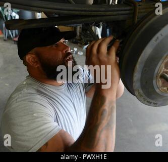 Corey Williams, Fort Eustis Auto Craft Centre e la stazione di controllo meccanico, verifica la si rompe su un veicolo a base comune Langley-Eustis, Va., 28 giugno 2017. Secondo Williams, imparò l importanza dell integrità e disciplina durante il suo tempo negli Stati Uniti Esercito e applica le cose che egli ha imparato nella sua attuale civile percorso di carriera. Foto Stock