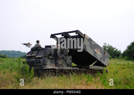 Un M270 Lancio multiplo Sistema a razzo è in posizione durante un esercizio di Paju, Corea del Sud, 20 giugno 2017. La schermata di avvio è parte della batteria B, 6° Battaglione, 37th campo reggimento di artiglieria, 210th campo brigata di artiglieria, seconda divisione di fanteria/ROK-US Divisione combinato. Foto Stock