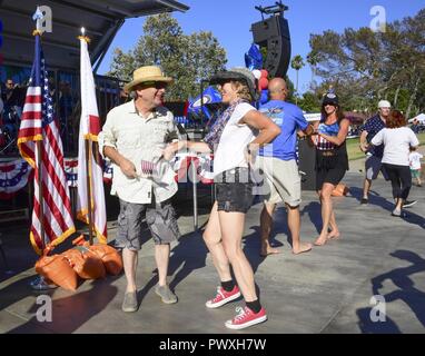 Il 562nd Air National Guard Band della West Coast esegue davanti a un pubblico dal vivo a Manhattan Beach concerti al Parco Polliwog Manhattan Beach, California. Luglio 2, 2017. La 526nd Air National Guard Band della costa ovest prende il via il loro tour estivo durante la stagione estiva lungo evento che conducono alla loro quarta di luglio le prestazioni celebrazione svoltasi quest'anno alla libreria Regan situato in Simi Valley. Foto Stock