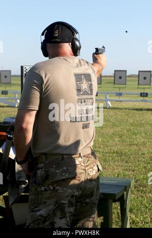 Sgt. 1. Classe James Henderson, a Pasadena, in California native su STATI UNITI Esercito di unità di precisione di tiro Service Team a pistola, incendi in nazionale corrisponde a Camp Perry, Ohio il 2 luglio 2017. Henderson ha vinto il presidente del 100 corrispondono per il suo decimo e ultimo tempo durante i suoi 32 anni di servizio militare. Egli ha anche guadagnato il Generale Campionato individuale titolo comprovante che egli potrebbe andare in pensione più tardi quest'anno, ancora nella parte superiore del suo gioco. Foto Stock