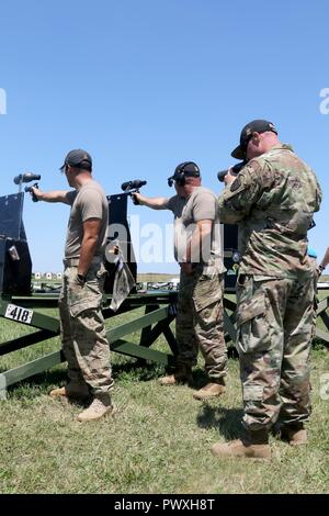 Sergenti 1a classe Lawrence Cleveland e James Henderson, sia con gli Stati Uniti Esercito di unità di precisione di tiro Service Team a pistola, fuoco le loro pistole mentre Sgt. 1. Classe Patrick franchi, a Las Vegas, Nevada nativo e capitano della squadra, orologi la loro accuratezza con un ambito di applicazione. Il Service Team per pistola gareggiato nella pistola nazionale corrisponde a Camp Perry, Ohio dal 30 giugno al 2 luglio 2017. Henderson, a Pasadena, in California native, guadagnato il Generale Campionato individuale titolo nonché il suo decimo Presidente's 100 corrispondono a titolo di campione. Cleveland, a Tacoma, nativo di Washington, ha vinto il .22 Rim Fire Match Champion Foto Stock