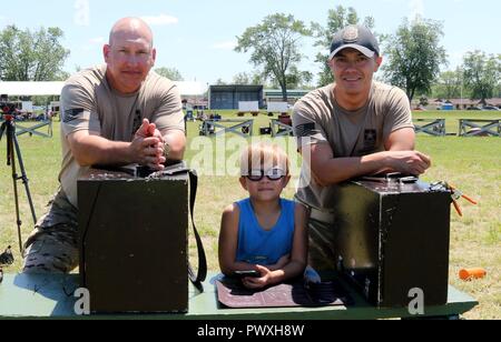 Sergenti 1a classe James Henderson e Lawrence Cleveland, sia con gli Stati Uniti Esercito di unità di precisione di tiro Service Team a pistola, godetevi una pausa a Camp Perry, Ohio con Cleveland di 9-anno-vecchio figlio, Lance Alexander Cleveland. Henderson, a Pasadena, in California native, guadagnato il Generale Campionato individuale titolo nonché il suo decimo Presidente's 100 corrispondono a titolo di campione. Cleveland, a Tacoma, nativo di Washington, ha vinto il .22 Rim Fire corrispondono a titolo di campione. Henderson e Cleveland ha contribuito a cogliere, insieme con altri membri del team, il Trofeo Nazionale la corrispondenza della squadra, che USAMU soldati hanno vinto ora per il passato 11 Foto Stock