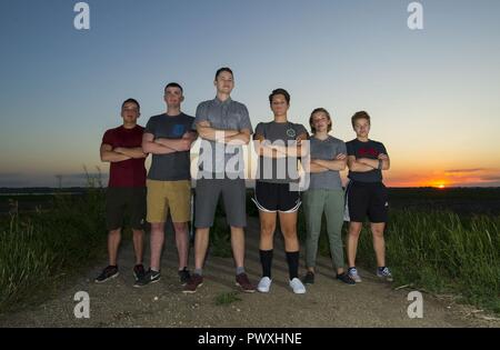 Da sinistra: Senior aviatori Christopher Velazquez, Justin Valentine, Jake Nixon, aviatori 1a classe Kayla Loftis, Hannah e Allie Staffen ha contribuito a salvare un uomo da un attacco di bisonte durante un viaggio di campeggio nel Parco nazionale Theodore Roosevelt dell unità del Nord, N.D. il 1 luglio 2017. Il gruppo valutato l'uomo di lesioni e chiamati per aiutare, il tutto mentre il bison si profilava in zona. (Non in foto: Airman 1. Classe Logan Oldenburg) Foto Stock