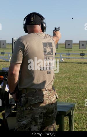 Sgt. 1. Classe James Henderson, a Pasadena, in California native su STATI UNITI Esercito di unità di precisione di tiro Service Team a pistola, incendi in nazionale corrisponde a Camp Perry, Ohio il 2 luglio 2017. Henderson ha vinto il presidente del centinaio di corrispondenza per il suo decimo e ultimo tempo durante i suoi 32 anni di servizio militare. Egli ha anche guadagnato il Generale Campionato individuale titolo comprovante che egli potrebbe andare in pensione più tardi quest'anno, ancora nella parte superiore del suo gioco. Foto Stock