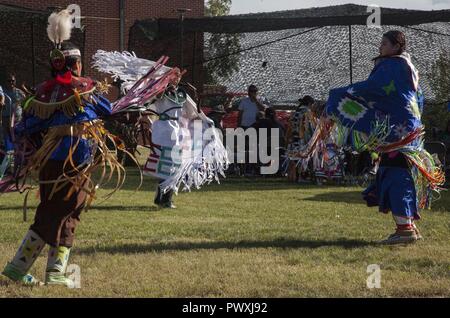 Bianco Aquila del tamburo e della Società di Danza demostrates un Pow Wow come il Dakota del Sud la guardia nazionale conclude la sua annuale Golden Coyote esercizio con un nativo americano giornata culturale in Rapid City, S.D., 15 giugno 2017. L'evento ha dato i membri del servizio da quattordici Stati membri e due nazioni straniere che frequentano le due settimane di esercitare l'opportunità di vedere una varietà di mostre e dimostrazioni sulla cultura dei Nativi Americani. Foto Stock