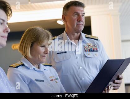 La guardia costiera Adm posteriore. Meredith Austin, commander, 5 Coast Guard District, sorge accanto al Vice Adm. Karl Schultz, commander, area atlantica, durante il suo re-integrazione e promozione cerimonia di Portsmouth Edificio Federale a Portsmouth, Virginia, 28 giugno 2017. Austin è stato promosso dall'ammiraglio della metà inferiore dell ammiraglio della metà superiore. Foto Stock