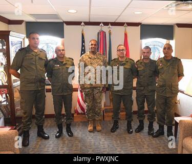 Brig. Gen. Gary Brito (centro), comandante generale, Joint Readiness Training Center e Fort Polk, si incontra con i senior leadership dall'esercito tunisino elemento andando attraverso la rotazione 17-07 Giugno 26. Foto Stock