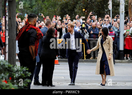 Il Duca e la Duchessa di Sussex arriva a visitare un murale creato da Gunnai e uomo Waradgerie Robert giovane vicino a Mission Australia impresa sociale carbone ristorante Lane in Melbourne, il terzo giorno della coppia reale della visita in Australia. Foto Stock