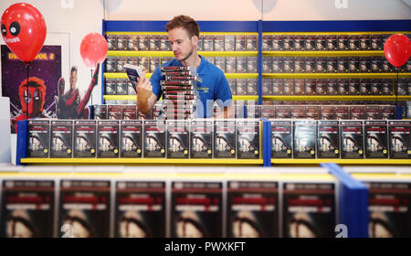 È Rewind gentile... Tifosi accorrono per un nuovo Blockbuster video pop-up nella Shoreditch. Lo store ha aperto soltanto per due giorni nella celebrazione del Blu-ray e DVD release di Deadpool 2, che è il solo film di esso stock. Chiunque sia in grado di rintracciare le loro originale Blockbuster membership card ottiene una copia del film in edizione limitata nel manicotto di VHS. Ci sono 1989 per dare via in totale, segnando il primo anno Blockbuster aperto a Walworth St, Kennington. L'ultimo REGNO UNITO negozio chiuso nel dicembre 2013 e solo uno store rimane nel mondo, in curva, Oregon con: atmosfera dove: Londra, Regno Unito Foto Stock