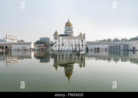 Gurdwara Bangla Sahib è il più prominente Gurdwara Sikh. Una delle attrazioni principali di New Delhi. Un grande stagno di fronte al tempio Foto Stock