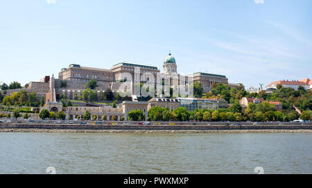Budapest, Ungheria - 5 August, 2018: vista dal fiume Danubio del Castello di Buda è stato elencato dall UNESCO come Sito del Patrimonio Mondiale nel 1987. Foto Stock