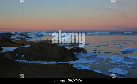 Il ghiaccio la punta di un iceberg, antica ghiaccio, il sole splende attraverso. Close-up. L'Antartide. Foto Stock