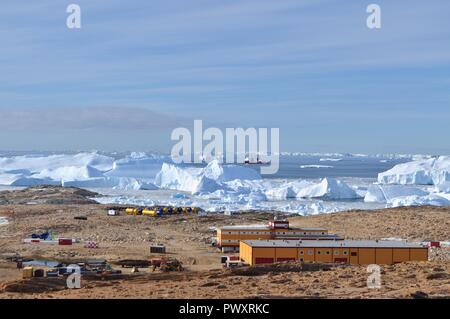 Il ghiaccio la punta di un iceberg, antica ghiaccio, il sole splende attraverso. Close-up. L'Antartide. Foto Stock