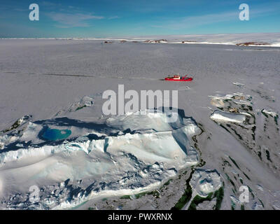 Panorama e solo aria .Vidy su ghiaccio floes, la natura e il paesaggio antartico .Sunrise, giorno del tramonto. Tiro con quadrocopter. Foto Stock