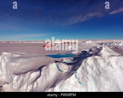 Panorama e solo aria .Vidy su ghiaccio floes, la natura e il paesaggio antartico .Sunrise, giorno del tramonto. Tiro con quadrocopter. Foto Stock