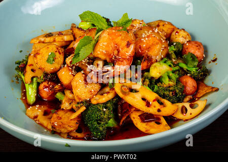 Cucina cinese al ragù con frutti di mare Foto Stock