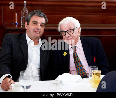 Mark Mason & Barry Cryer La Oldie pranzo letterario 16/10/18 Foto Stock