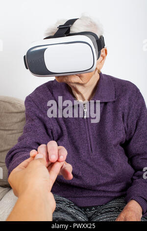 Le donne anziane vivendo la realtà virtuale video con cuffia Foto Stock