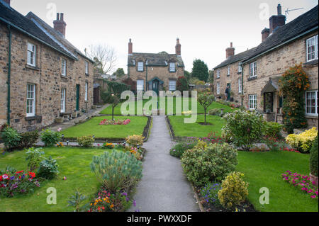 Case e giardini su 'Paradiso Square' nel villaggio di Wentworth, nell'area metropolitana di Rotherham, South Yorkshire. Foto Stock