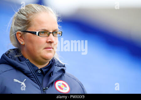 La lettura di donne manager Kelly Chambers Foto Stock