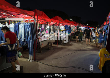 Molte bancarelle piene di vestiti e di altre merci, persone locali e turisti a famosi e popolari Riverside Mercato Notturno di Vientiane, Laos, di notte Foto Stock