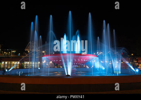 Accesa Nam Phou (PHU) Fontana e persone mangiare all'aperto nel centro di Vientiane, Laos, di notte. Foto Stock