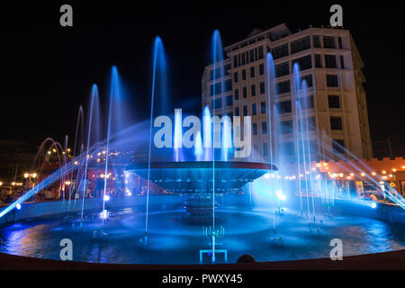 Accesa Nam Phou (PHU) Fontana e persone mangiare all'aperto nel centro di Vientiane, Laos, di notte. Foto Stock