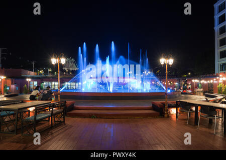 Accesa Nam Phou (PHU) Fontana e poche persone al Nam Phou Plaza nel centro di Vientiane, Laos, di notte. Foto Stock