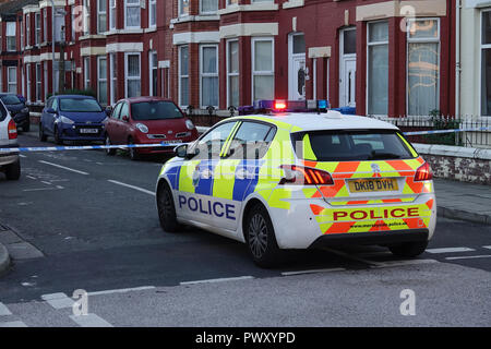 Liverpool, Regno Unito. Il 18 ottobre 2018. Un assassinio di inchiesta è in corso dopo che un uomo è stato ucciso più volte al di fuori di un Sud Liverpool house muore delle sue ferite. Polizia armata swooped sulla strada Alderson, Wavertree, a circa 10.40pm il mercoledì sera dopo le relazioni di quattro colpi di essere licenziato. La polizia ha confermato un assassinio di sonda è stata lanciata dopo il 25-anno-vecchio vittima muore in ospedale durante le prime ore di giovedì mattina. Questa è stata la sesta ripresa sul Merseyside negli ultimi dieci giorni. Credito: Ken Biggs/Alamy Live News. Foto Stock