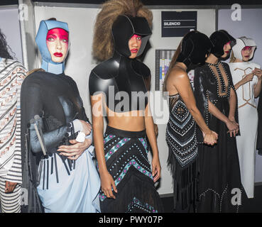 Bogotà, Colombia. Xvii oct, 2018. Modelli nel backstage della collezione del designer Jorge Duque velez in apertura della quarta versione di credito BCapital: Daniel Garzon Herazo/ZUMA filo/Alamy Live News Foto Stock