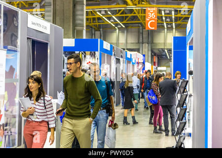 Bologna, Italia. 17 ottobre, 2018. I visitatori visitare la fiera. AMBIENTE LAVORO è la prima fiera italiana dedicata alla sicurezza e alla salute sul luogo di lavoro. GoneWithTheWind/Alamy Live News Foto Stock