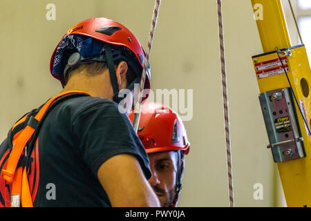 Bologna, Italia. 17 ottobre, 2018. stuntmen preparando per mostrare. AMBIENTE LAVORO è la prima fiera italiana dedicata alla sicurezza e alla salute sul luogo di lavoro. GoneWithTheWind/Alamy Live News Foto Stock