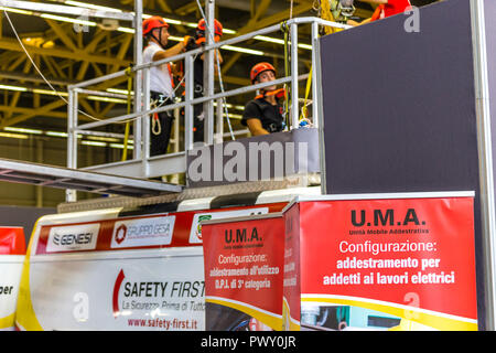 Bologna, Italia. 17 ottobre, 2018. stuntmen preparando per mostrare. AMBIENTE LAVORO è la prima fiera italiana dedicata alla sicurezza e alla salute sul luogo di lavoro. GoneWithTheWind/Alamy Live News Foto Stock