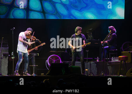 Roma, Italia. 17 ott 2018. David Garrett suona il violino durante l'esplosivo Live Tour 2018 al Palalottomatica a Roma Credito: Silvia Gerbino/Alamy Live News Foto Stock