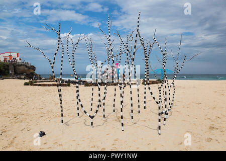 Tamarama Beach, Sydney Australia, 18 ott 2018 Scultura di mare, Tamarama Beach,la più grande del mondo annuale, free-per-il-pubblico, outdoor esposizione di scultura, ha avuto il suo avvio di media player in Tamarama Beach Park oggi. Al momento del lancio il destinatario dell'Aqualand Premio di scultura, che è aumentato a $70.000 di quest anno sarà annunciato. Il lancio fornirà una prima occhiata al credito: Paolo Lovelace/Alamy Live News Foto Stock