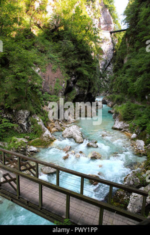 30.05.2018, Slovenia, Tolmin: Vista di Tolmin gorge vicino al villaggio sloveno di Tolmin. Essa appartiene al Parco Nazionale del Tricorno. Citazione da Wikipedia: 'La gola si divide in due parti in corrispondenza di una biforcazione della strada, sulla sinistra si arriva a una roccia, che è coperto con MOSS e una reminiscenza di un barehead e quindi anche chiamato che." a destra della forcella nella strada che conduce al Dante-Hohle, che prende il nome dal poeta e filosofo Dante Alighieri, che avrebbe trovato nella grotta della fonte di ispirazione per la sua Divina Commedia. ' Foto: Daniel Gammert/dpa-Zentralbild/zb | Utilizzo di tutto il mondo Foto Stock