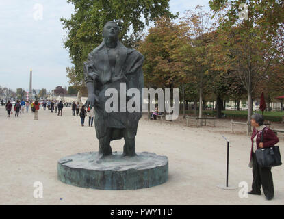 Parigi, Francia. Xvi Dec, 2018. La scultura in bronzo "nel vento" di Thomas Schütte nel Giardino delle Tuileries è parte del FIAC, la Parigi arte fiera di arte moderna e contemporanea. (A dpa 'Parigi Arte Fiera inizia con euforia' dal 18.10.2018) Credito: Sabine Glaubitz/dpa/Alamy Live News Foto Stock