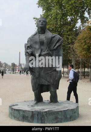 Parigi, Francia. Xvi Dec, 2018. La scultura in bronzo "nel vento" di Thomas Schütte nel Giardino delle Tuileries è parte del FIAC, la Parigi arte fiera di arte moderna e contemporanea. (A dpa 'Parigi Arte Fiera inizia con euforia' dal 18.10.2018) Credito: Sabine Glaubitz/dpa/Alamy Live News Foto Stock